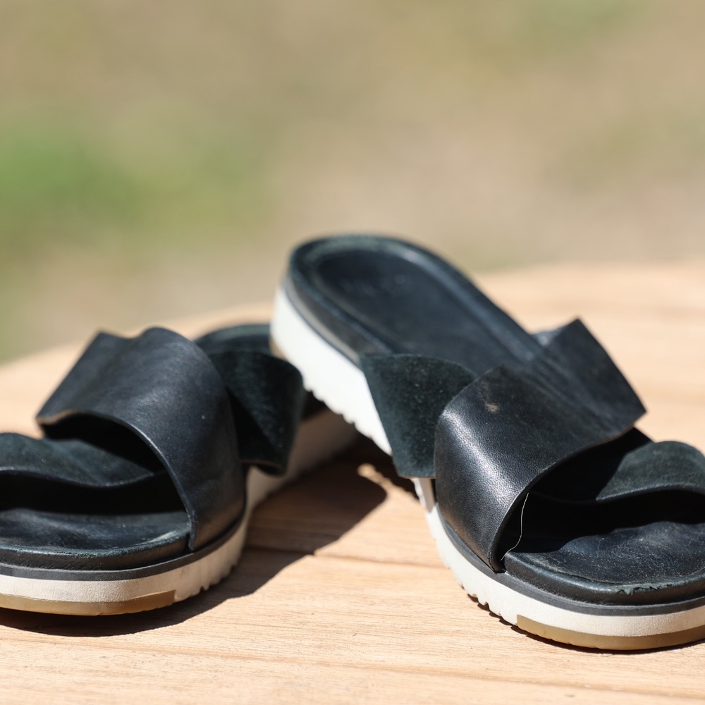 UGG Kari Slide Size 8 - Picture 2 of 2